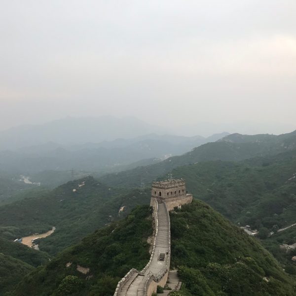 Alte Badaling Great Wall Abschnitt mit Wachturm auf dem Hügel von oben