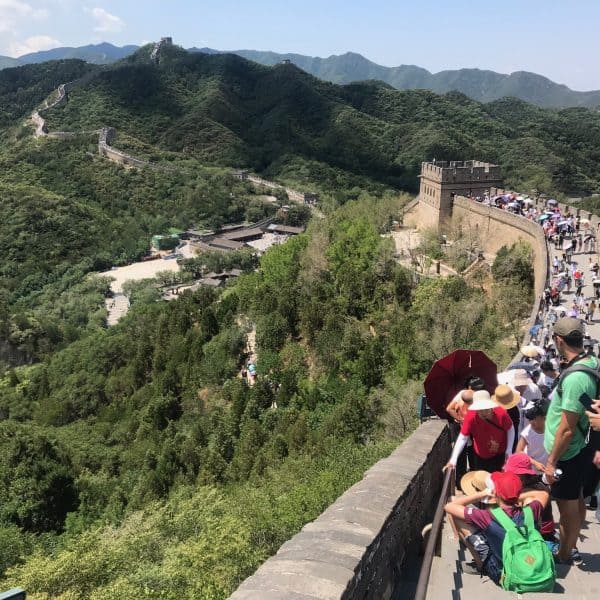 Badaling Great Wall mit Menschen, die sich über die Hügel bis zum Horizont ausbreiten