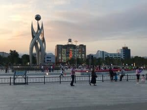 Yanqing Platz in der Stadtmitte bei Sonnenuntergang mit aktiven Menschen